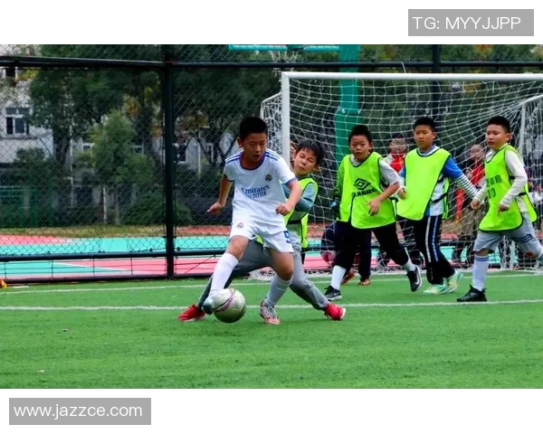 快乐的足球时光小朋友们在操场上尽情踢球的故事